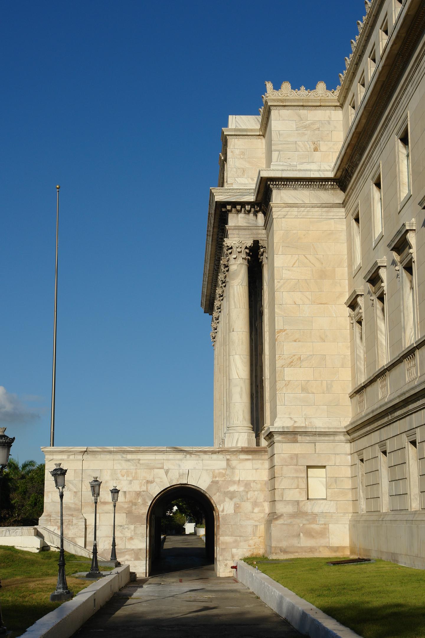 Capitolio de Puerto Rico - San Juan (Puerta de Tierra) - 2011 00028